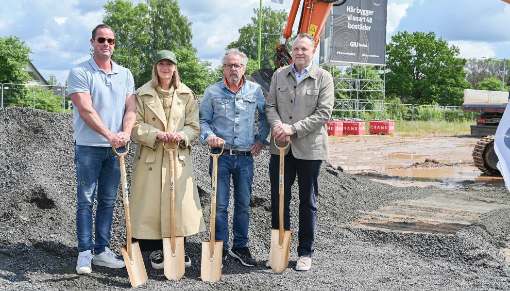Första spadtaget. Pressbild: GBJbygg