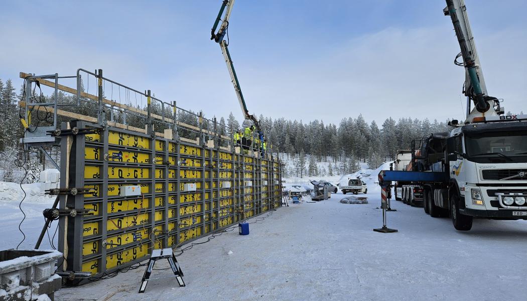 Skanska genomför just nu en fullskalegjutning i norra Sverige där betong med lägre klimatpåverkan utvärderas vid -20 °C. [Copyright: Doka]