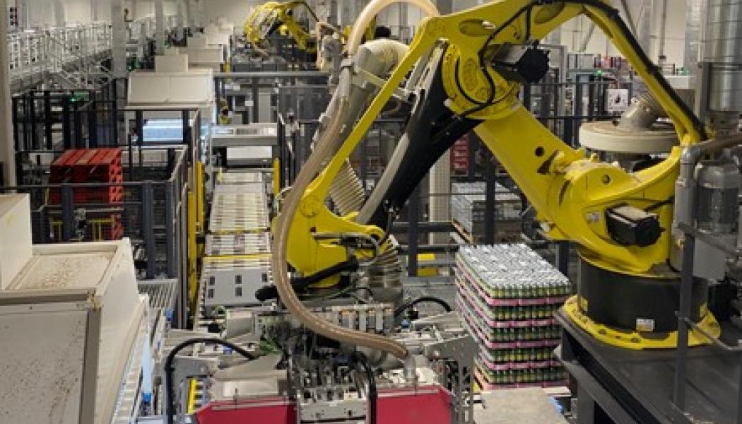 Robotar sköter det sista plocket på pall, som tidigare var ett manuellt moment. Foto: Simon Matthis 