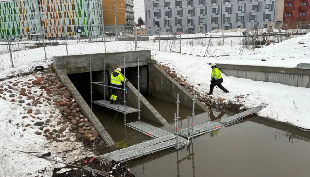 Istället för att laga mindre skador punktvis har Trafikverket valt att gjuta på den befintliga konstruktionen. Foto: Trafikverket