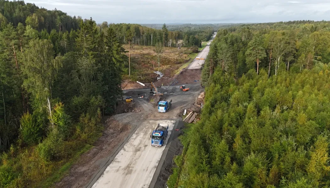 De två vägtrummorna av stål över bäcken vid Knäsjöns utlopp norr om Säffle har ersatts av en ny rörbro. Foto: Trafikverket