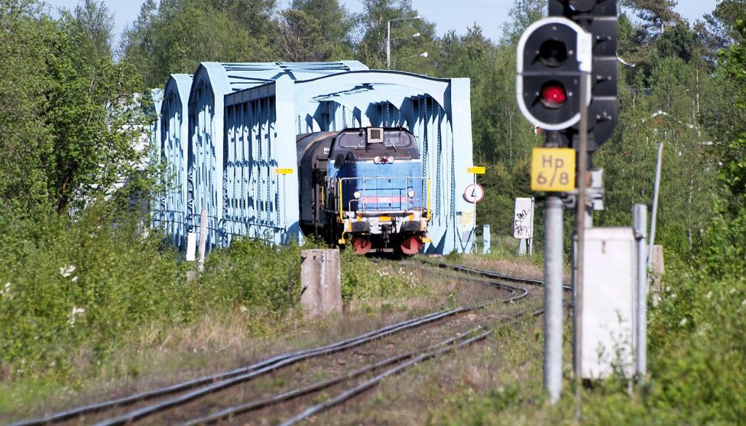 Green Cargo T44 362 med tåg på bro över Torne älv år 2009. Foto: Bobo11/Wikimedia Commons/https://commons.wikimedia.org/wiki/File:Eisenbahnbr%C3%BCcke-Torne-%C3%A4lv6040991.jpg