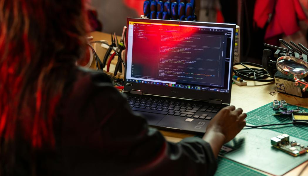 Enligt rapporten saknas globalt över 4,7 miljoner kvalificerade yrkesverksamma inom cybersäkerhet. Foto: ThisisEngineering/Unsplash