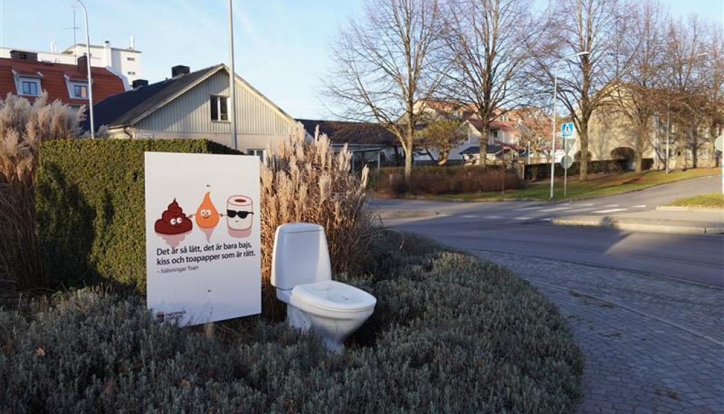 Toalett med budskap i rondell. Foto: Enköpings kommun