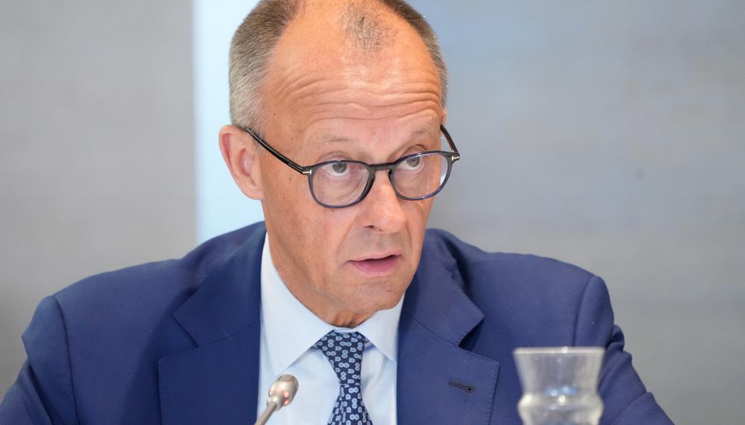 Att förbundskansler Merz nu öppet erkänner misstagen markerar ett skifte i tonläget. Men utan konkreta beslut riskerar kritiken att stanna vid ord, medan energisystemets grundproblem kvarstår. Foto: Wikipedia Commons Lic. Flickr. connect@epp.eu