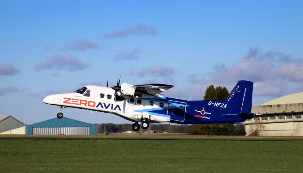 Ett Dornier 228-flygplan utrustat med ZeroAvias bränslecellsbaserade eldrivsystem under en testflygning. Foto: ZeroAvia
