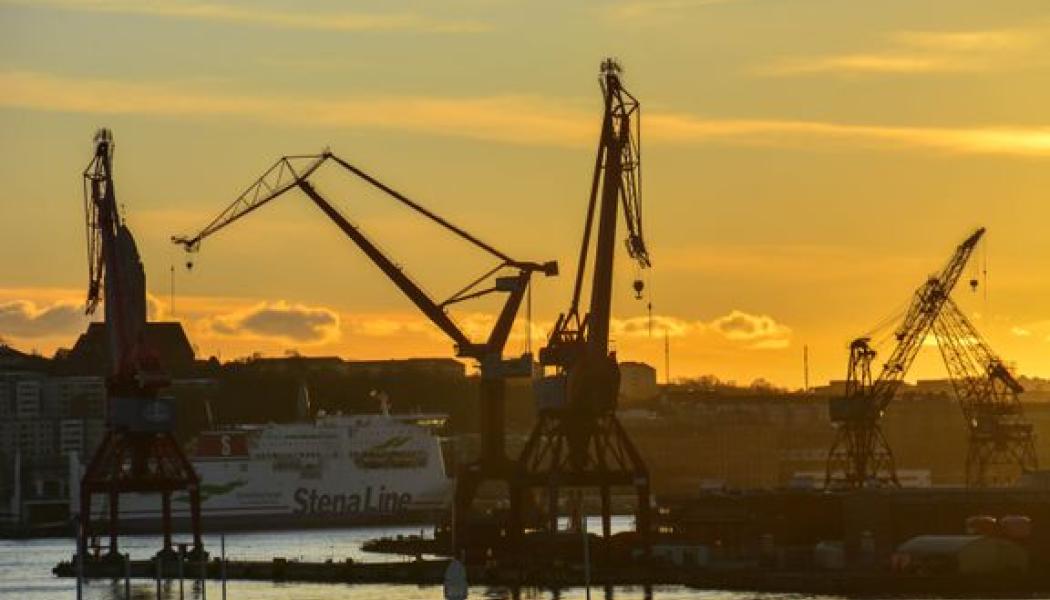 I Sverige går cirka 90 procent av utrikeshandeln via sjöfarten, vilket gör hamnarna centrala för både industrins konkurrenskraft och landets försörjningsberedskap. Foto: Transportföretagen