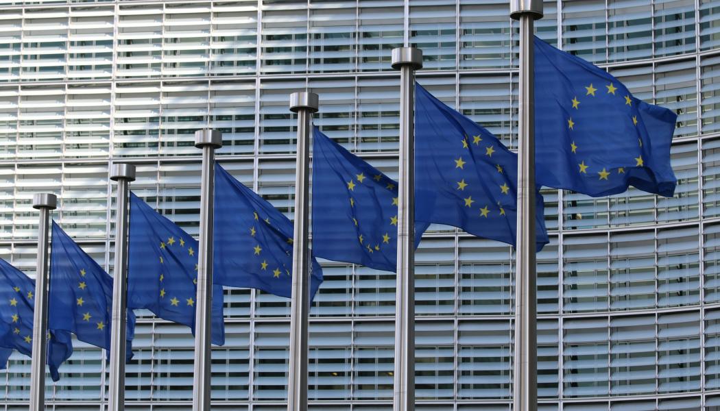 EU-flaggor vid EU-kommissionens Berlaymontbyggnad. Foto: Guillaume Périgois/Unsplash