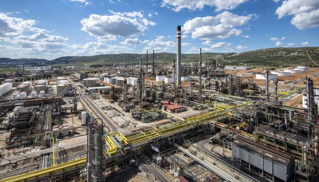 Den planerade anläggningen låg bara tio kilometer från Repsols raffinaderikomplex i Puertollano (bilden), och bolaget var också tänkt att bli den enda köparen av den producerade vätgasen. Transporten av vätgasmolekylerna skulle ha skett via en särskild rörledning direkt till raffinaderiet.  Foto: Repsol - Europa Press