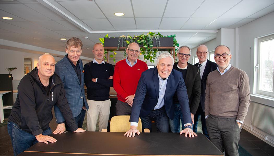 Johan Ragnar på Ragnars i Forserum (längst till vänster) som har deltagit i tidigare projekt. Vid pressträffen hos Ragnars i Forserum deltog även Claes Johansson vd för Nässjö Näringsliv, Peter Wärnbring vd för Ragnars i Forserum, Stefan Brolin, projektledare på Tekniska Högskolan, Jönköping University, Matz Magnusson, Projektledare för Evolve 2.0, Patrik Holst näringslivsutvecklare, Jönköpings kommun, Johan Thorsell näringslivschef, Vaggeryds kommun och Sven Rydell, näringslivschef Jönköpings kommun. Foto: Nässjö Näringsliv