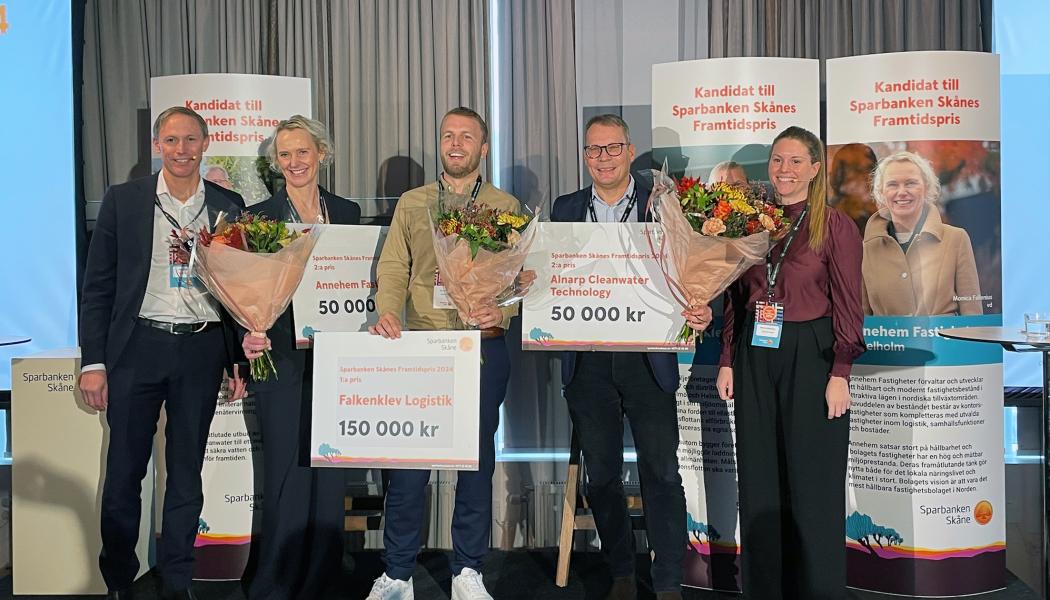 Från vänster: bankens VD Rasmus Roos, Monica Fallenius, VD Annehem Fastigheter, Victor Falkenklev, VD Falkenklev Logistik (Malmö), Lars Hultman, VD Alnarp Cleanwater Technology, och bankens hållbarhetschef Patricia Håkansson. Foto: Sparbanken Skåne