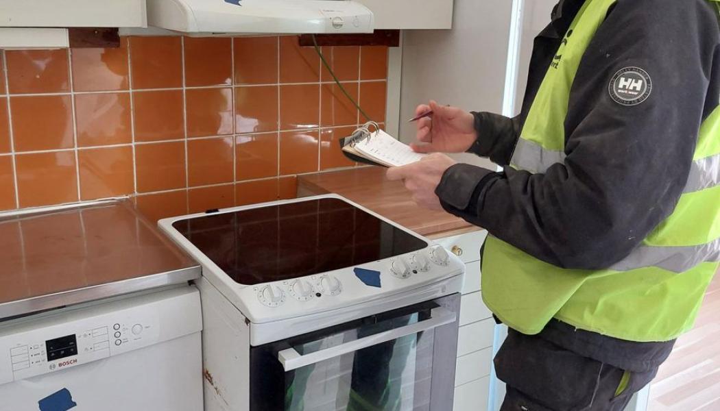 Inventering av ett kök i fastigheten Draken 17 Foto: Einar Mattsson