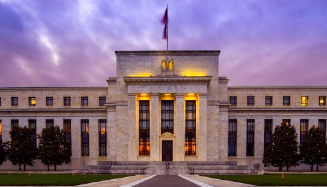 Federal Reserve, även kallad Fed, är USA:s centralbank. Feds främsta uppgift är att bedriva penningpolitik som bidrar till att hålla den amerikanska ekonomin stabil. Att hålla sig uppdaterad om Feds policyförändringar kan hjälpa dig att förstå marknadsrörelser och fatta kloka ekonomiska beslut. Foto: Wikipedia Common LIC. Kredit: Federal Reserve