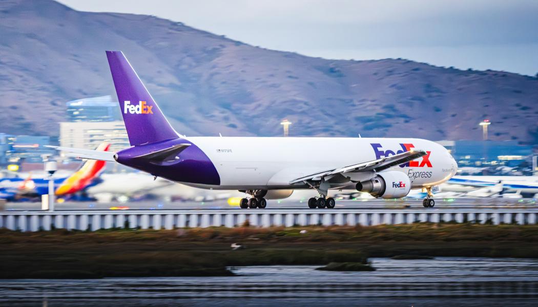 FedEx Boeing 767F lyfter från bana 1R på San Francisco International Airport. Foto: Hieu/Unsplash