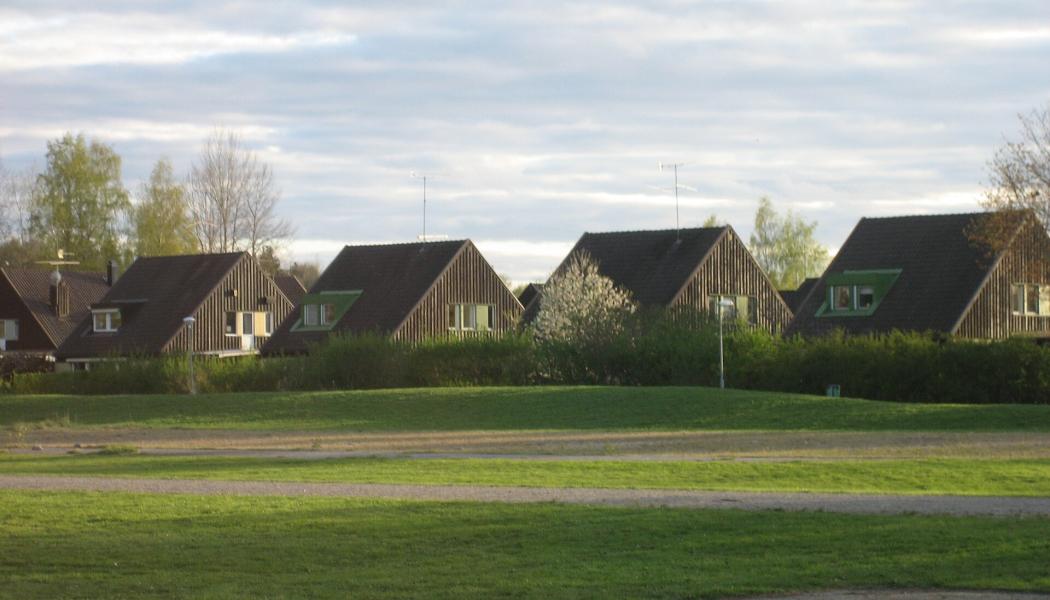 Området Adolfsberg i södra Örebro, där fastigheter nu kontrolleras i samband med utredningen av felkopplade avlopp. Foto: Sebastian F/Wikimedia Commons/https://commons.wikimedia.org/wiki/File:Radhus,_Adolfsberg.jpg