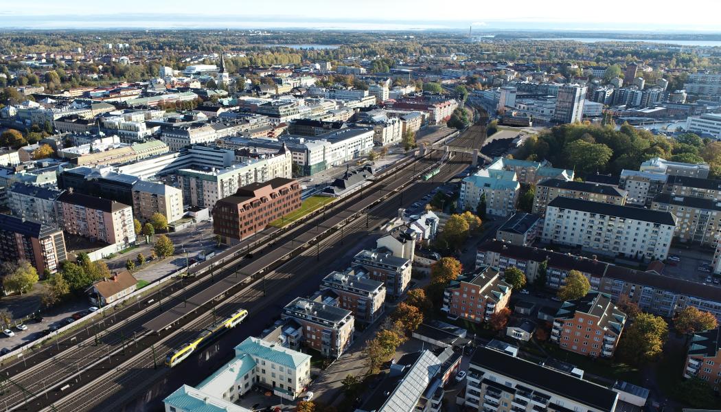 En visualisering från 2023 visar hur stationsområdet väntas se ut när Karlstads resecentrum står klart. Foto: Sweco