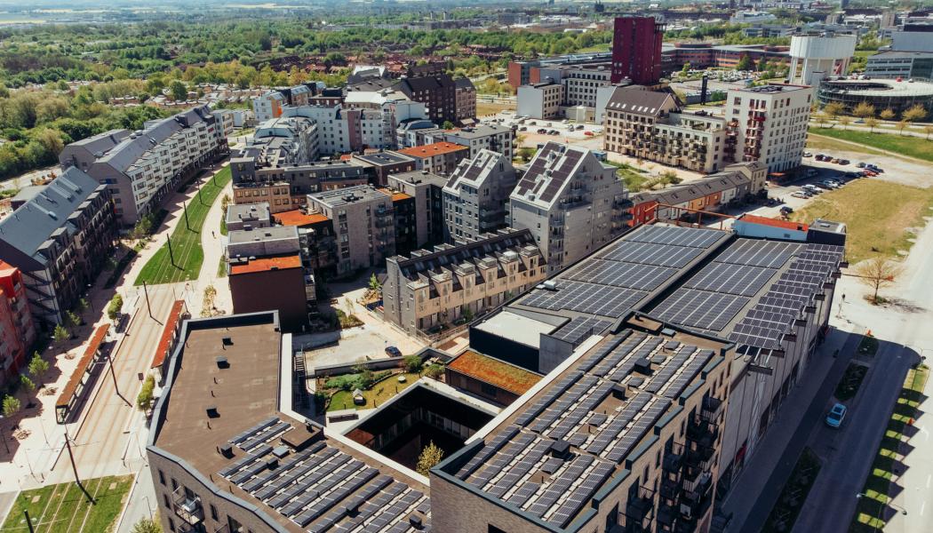 LKF:s huvudkontor och LKP:s parkeringshus Aurora på Brunnshög har ett stort antal solpaneler på taket. Nu ska el delas mellan fastigheterna genom projektet EnergyNet. Pressbild: Lunds kommun