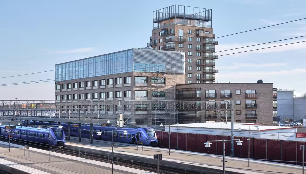 Form- och materialspråket i kvarteret Hanna anspelar på de historiska industribyggnader som kantar stambanan, som sockerbruk, gjuterier och vagnhallar. Återvunnet tegel och mönstermurning bidrar till den lokala prägeln. Foto: Gabriel Brandström