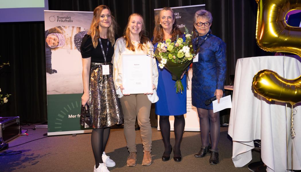 Vinnare Årets friluftslyft i kategorin Sänkta trösklar. Medverkar på bilden: Josefine Åhrman, generalsekreterare Svenskt Friluftsliv, Malin Widell, Svensk orientering, Susanne Maarup, Svensk orientering och Cecilia Magnusson, ordförande Svenskt Friluftsliv. Foto: Svenskt Friluftsliv