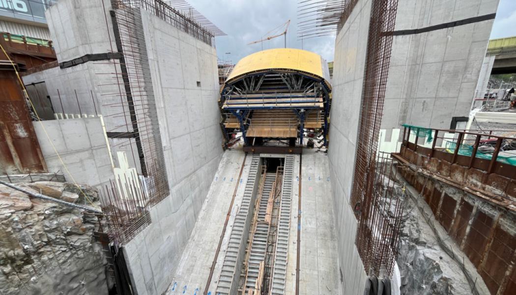 Den gula formvagnen är på väg att skjutas ner till botten av rulltrappsschaktet. Gjutningarna görs sedan nerifrån och upp. Foto: Region Stockholm