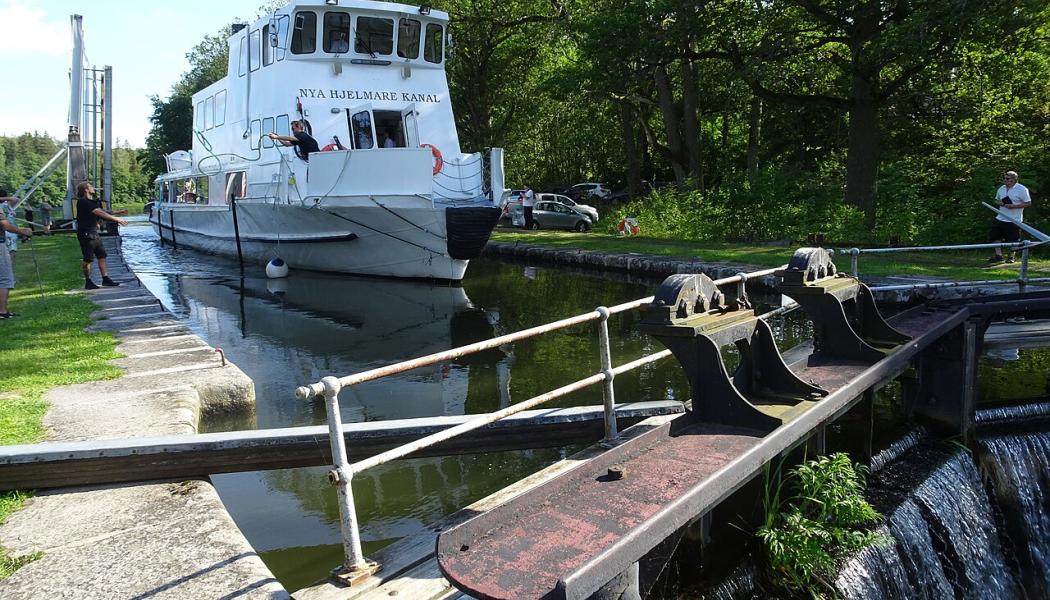 Hjälmare kanal vid Hällby slussar. Foto: Holger.Ellgaard/Wikimedia Commons/https://commons.wikimedia.org/wiki/File:Hj%C3%A4lmare_kanal,_juli_2019f.jpg