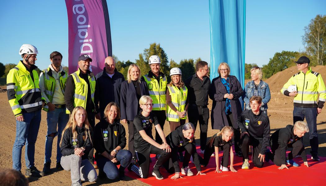 Projektmedlemmar och representanter från Skövde kommun samlades för att se friidrottare från IF Hagen ta den första sprinten på friidrottsanläggningen. Foto: Byggdialog