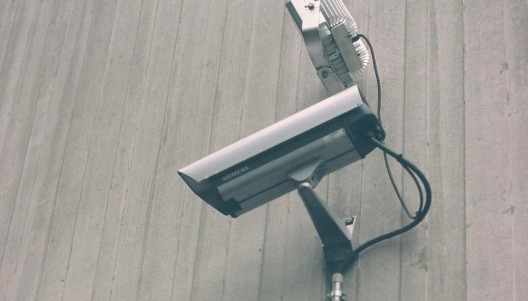 Med närmare 200 miljoner paket i omlopp har entrén blivit hushållets mest sårbara punkt. Foto: Markus Spiske/Unsplash