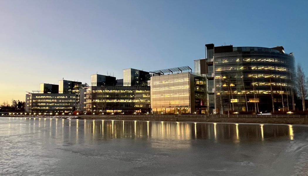 Fortums huvudkontor i Esbo, Finland. Fortum överväger att köpa tillbaka svensk kärnkraft från Uniper. Foto: Wikipedia Common, kredit: Wikimaatikko