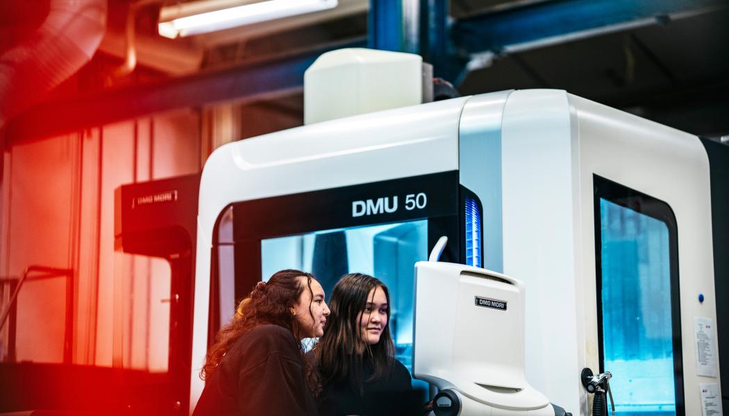 Framtida CNC-operatörer som kör en CNC-maskin. Foto: Maja Brand