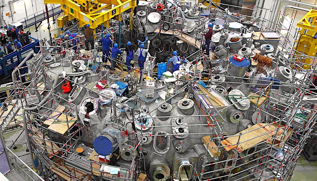 I slutet av år 2011 installerades den femte och sista modulen i fusionsanläggningen Wendelstein 7-X. Därmed nådde det tyska stellaratorprojektet en viktig milstolpe i uppbyggnaden av experimentreaktorn. Uppgiften genomfördes av forskare och tekniker vid Max Planck-institutet för plasmaphysik. Installationen markerade slutförandet av reaktorens grundstruktur, som består av fem identiska moduler. Foto: Wikipedia Common Lic- Max-Planck-Institut für Plasmaphysik, Fotograf: Tino Schulz – Avdelningen för press och kommunikation, Max-Planck-Institutet