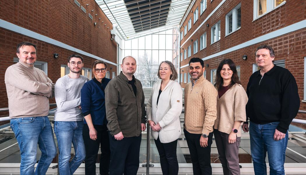 Några av FVB:s medarbetare i Göteborg, från vänster: Daniel Andersson, Jesper Eriksson, Sofie Beno, Fredrik Bornefalk, Cilla Dahlberg Larsson, Azin Baker, Louise Kempe, Michael Nordgren. Foto: Skvader Media Rickard Olausson.