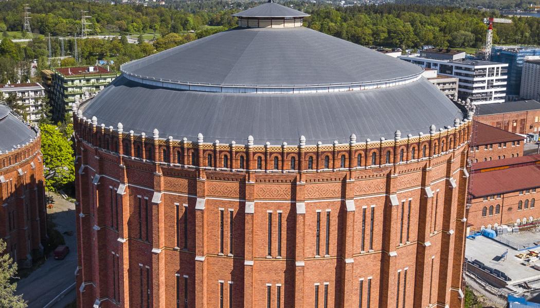 Gasklockans stora vilande byggnadsvolym består av höga murar som står på en sockelmur av granit. Under marknivån finns klockkaret i vilket gasbehållaren var nedsänkt.
Foto: Tengbom
