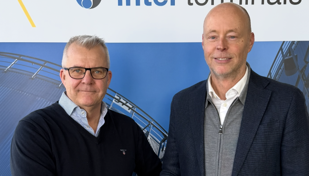 Fredrik Svanbom, VD Gävle Hamn AB, och Johan Zettergren, VD Inter Terminals Sweden AB, vid signeringen av det nya 25-åriga avtalet. Foto: Gävle Hamn