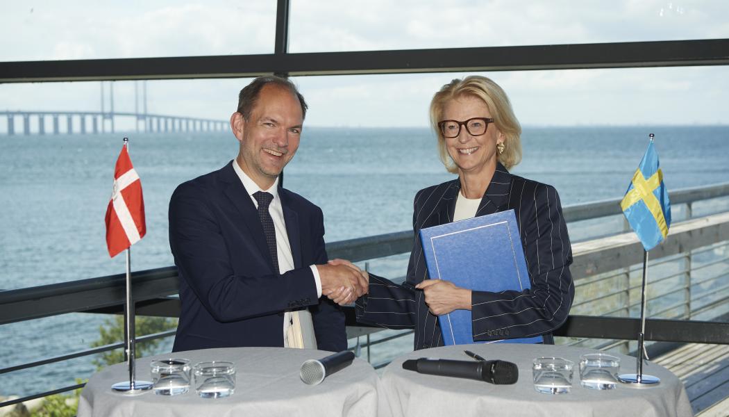 Jeppe Bruus, Danmarks skatteminister och Elisabeth Svantesson, Sveriges finansminister, undertecknar Öresundsavtalet. Foto: Greater Copenhagen