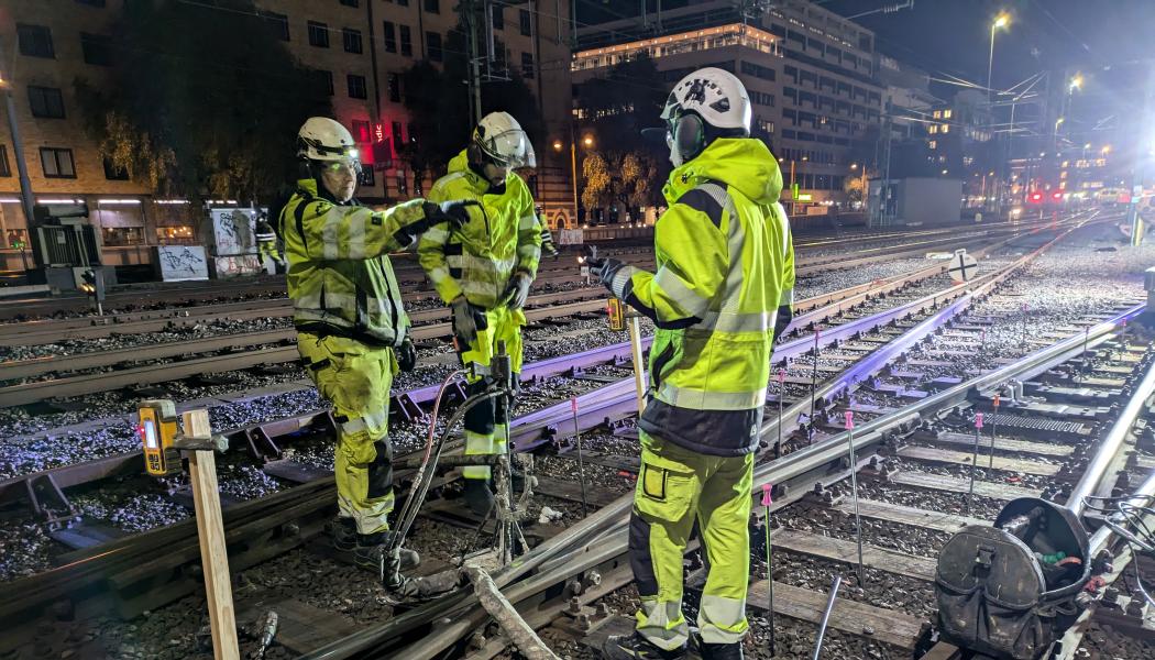 Geobears medarbetare injekterar marken under den järnvägsväxel vid Göteborgs Central som utsatts för sättningar på grund av dåliga markförhållanden och stor belastning från tät tågtrafik.