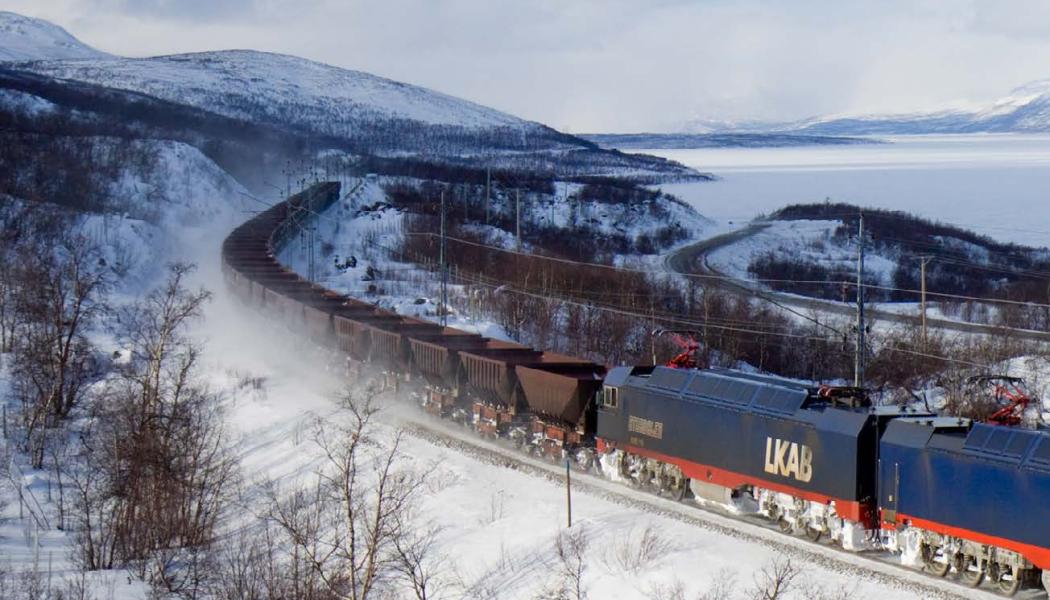 IORE, loken som drar 
 Malmbanan. Man  använder två parkopplade lok som transporterar ut allt järn från Kiruna till Narvik. 
De har en motoreffekt på 2×5400 kW och ger en dragkraft på 2×70 ton.
BILD: KABELLEGER / 
DAVID GUBLER, CC BY 3.0.
