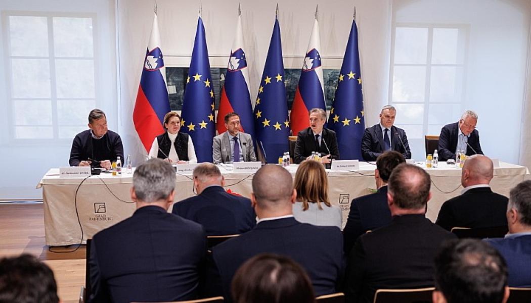 Regeringen i Slovenien – premiärminister Robert Golob i samband med beskedet om planprocessen för ny reaktor i Krško. Foto: Sloveniens regering