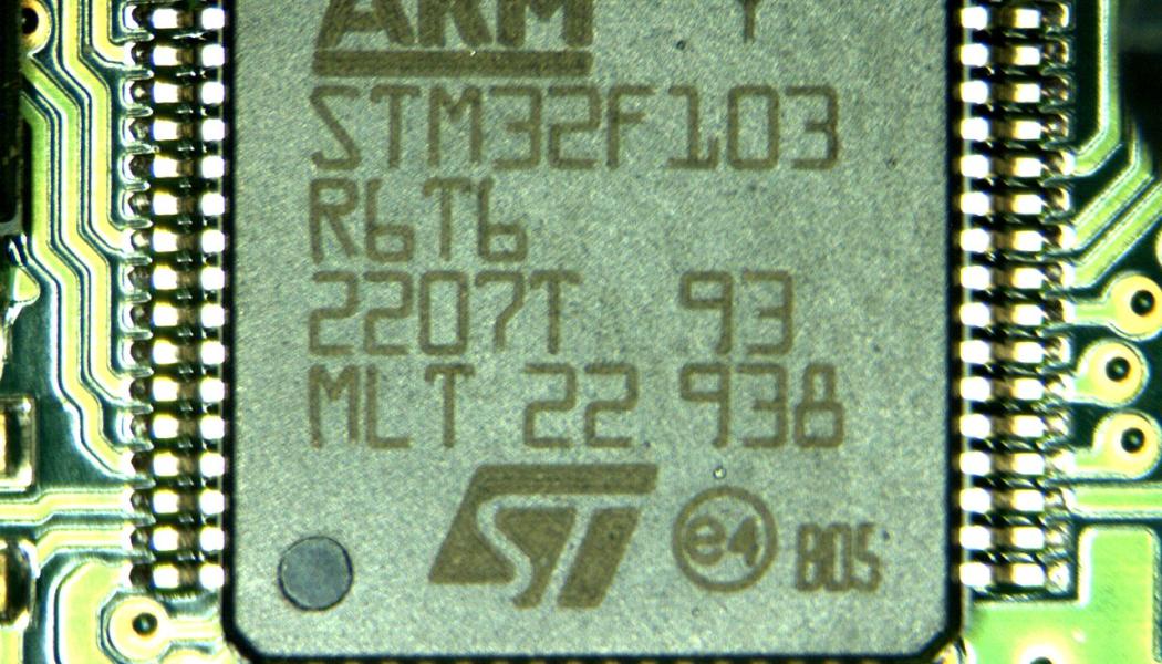 Mikrokontroller av STMicroelectronics. Foto: Gololutoj/Wikimedia Commons
