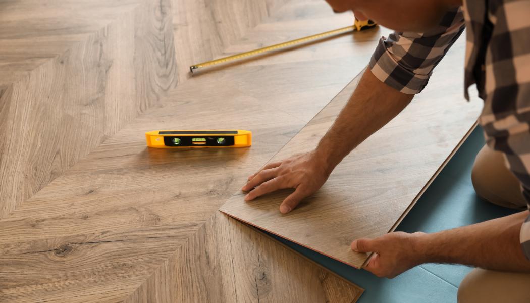 Golvläggare. Pressbild: Golvbranschen