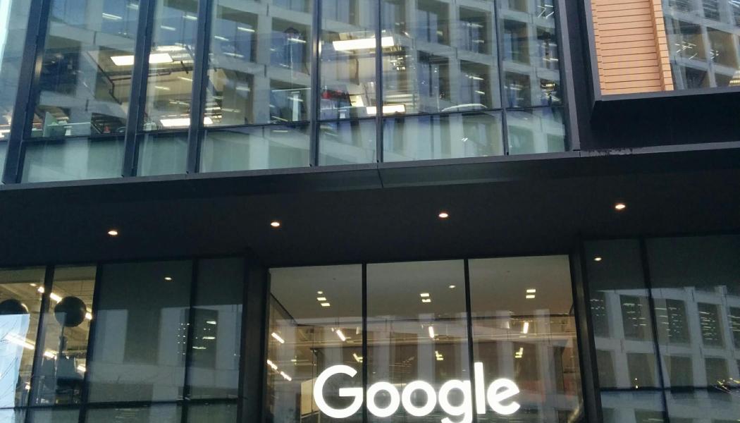Entrén till byggnaden där Google och dess dotterbolag DeepMind finns, på 6 Pancras Square i London. Foto: Wikipedia Commons Lic. Kredit: Gciriani