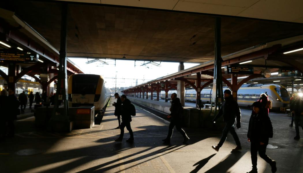 Tåg på Göteborgs centralstation. Tågtrafiken mellan Göteborg och Alingsås stängs i åtta veckor i sommar när Västra stambanan rustas upp. Foto: Carl Malmer/Unsplash.