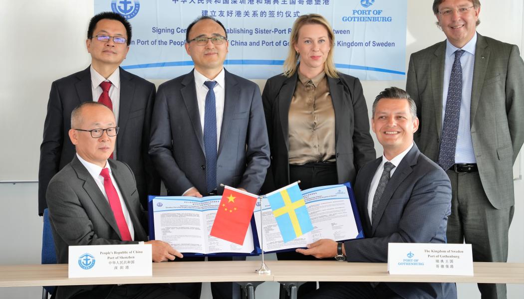 Systerhamnsavtalet undertecknades av Dong Yan Ze, direktör för transportstyrelsen i Shenzhenregionen och Göteborgs Hamn AB:s vd Elvir Dzanic. Bild: Göteborgs Hamn AB.