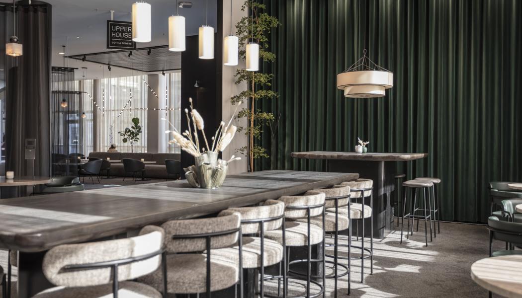 Hotell Gothia Towers. Textilier som bidrar till ett rumsskapande med bevarad genomsikt, vilket formar en balanserad och trygg atmosfär i den publika zonen.
Foto: Daniel F, Wingårdhs
