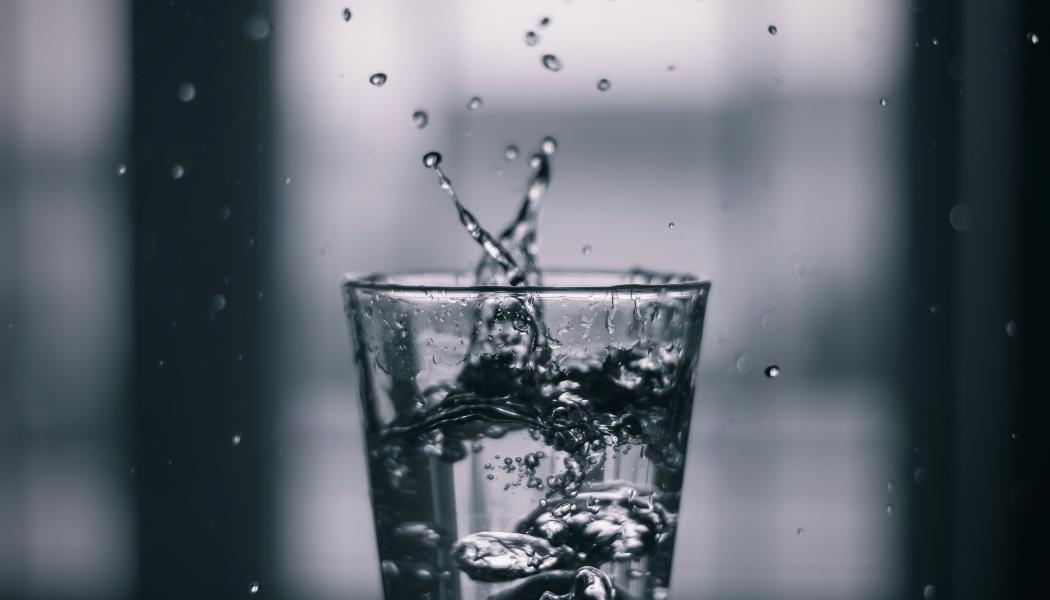Den 1 januari 2026 införs nya gränsvärden för dricksvatten enligt LIVSFS 2022:12. Foto: andrew r /unsplash