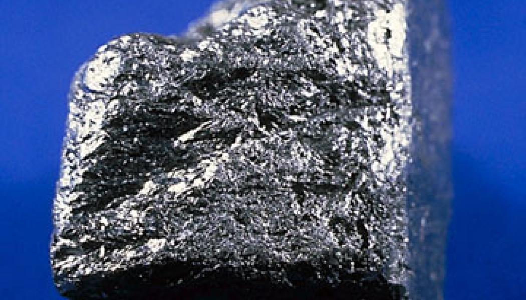 Grafit är en allotrop av kol där atomerna bildar plana skikt. Foto: Wikimedia Commons