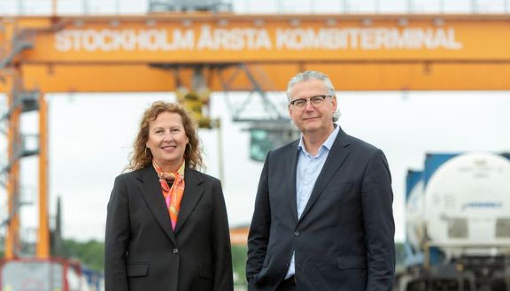 Jernhusens vd Biljana Pehrson och Green Cargos vd Henrik Dahlin på Årsta kombiterminal. Foto: Peter Lydèn Green Cargo AB/Jernhusen AB