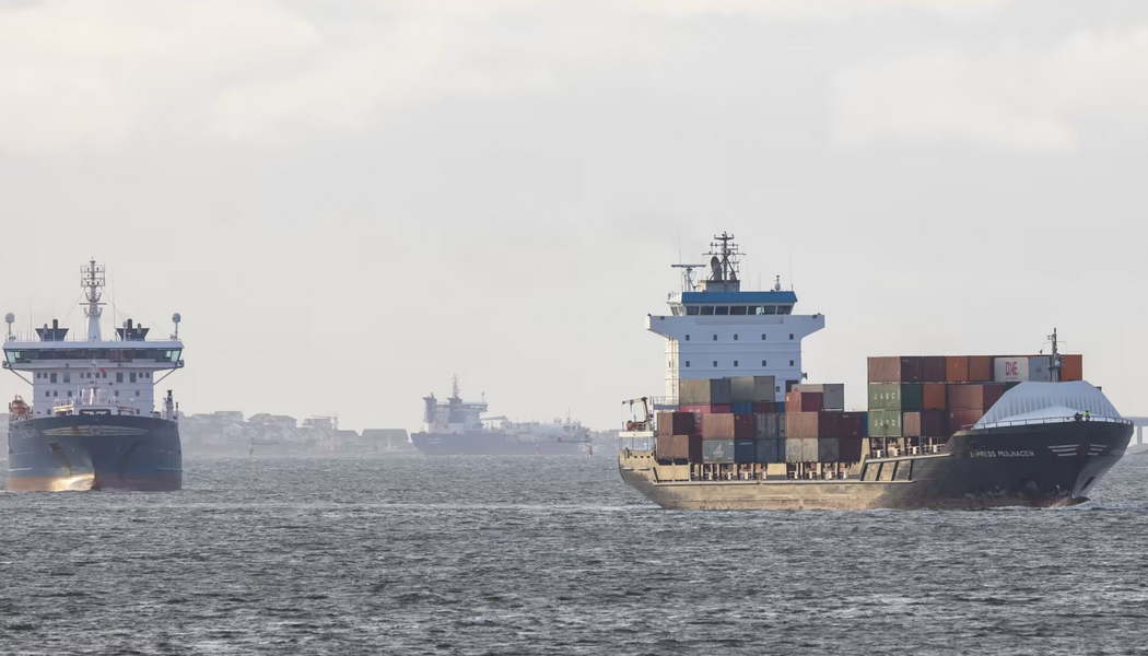 En stor del av Göteborgs hamns fartygstrafik går till, från eller via Rotterdams hamn. Här med fartyget X-Press Mulhacen. Bild: Göteborgs Hamn AB.