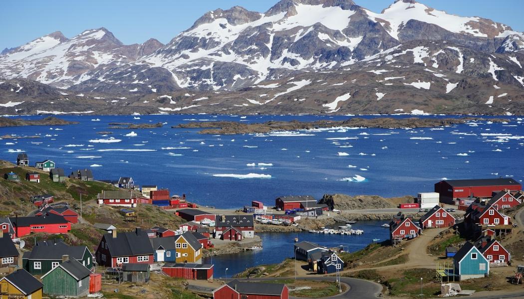 Byn Tasiilaq i Grönland. Nu utvecklar ett amerikanskt företag en leveranskedja för sällsynta jordartsmetaller på ön. Foto: Creative Commons Lic. Kredit: Barni1