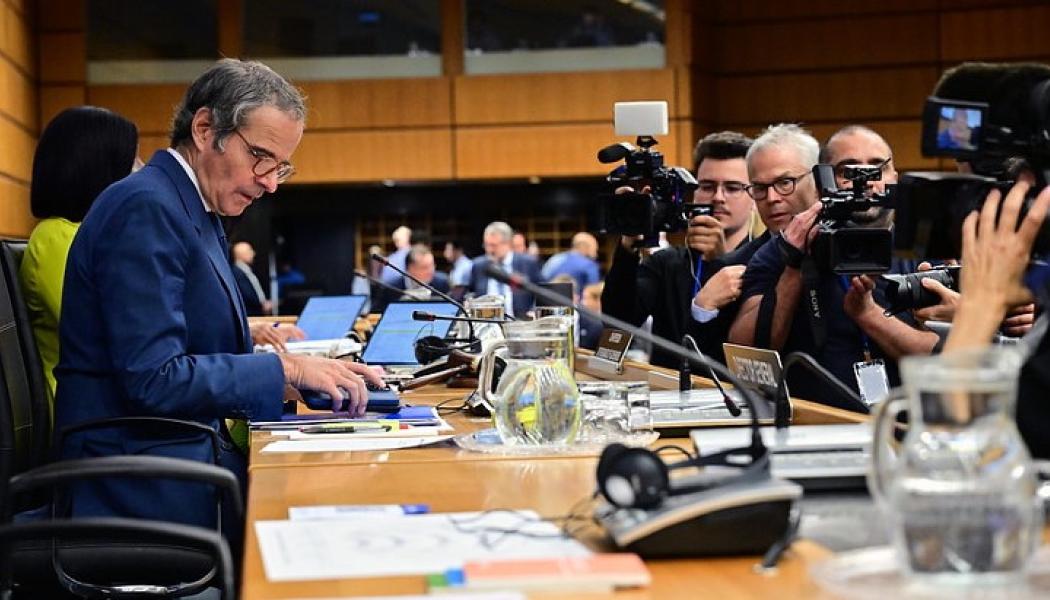 IAEA:s generaldirektör Rossi förbereder sig för att lämna sin rapport. Foto: Dean Calma/IAEA