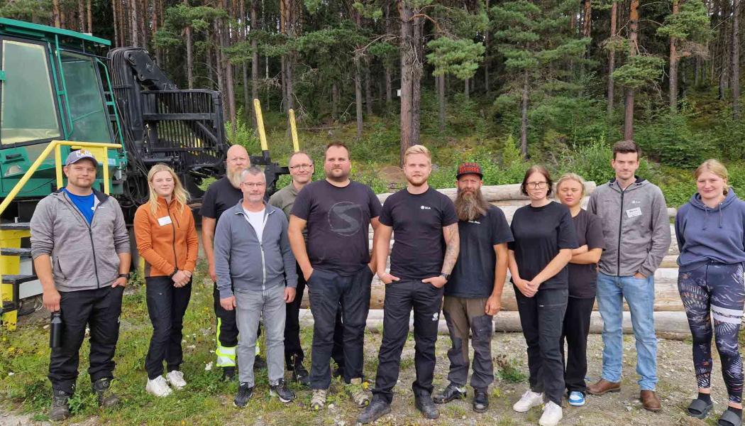 Gruppbild. Utbildningen omfattar 22 veckor med både teoretiska och praktiska moment, som exempelvis simulatorkörning och maskinkörning. Foto: Anna Bylund/SCA